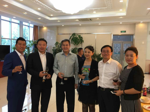 猫先生官网831999总经理王元圆（右三）与庆市副市长陈恩等辅导合影