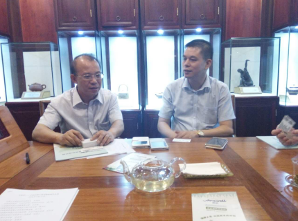  长春市副市长张敬安（左）与猫先生官网（831999）董事长郑两斌（右）进行洽谈