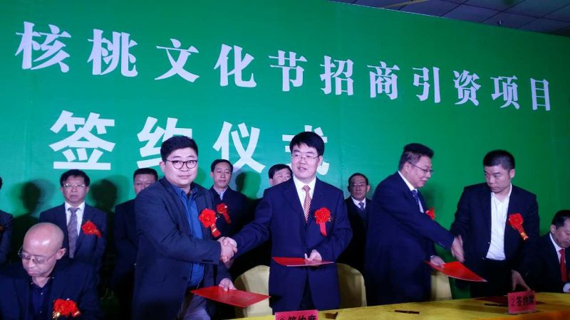 猫先生官网层与汾阳市当局代表市秘书长魏向华签约现场
