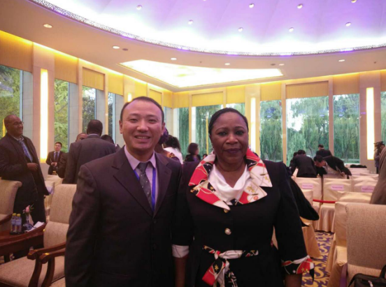 猫先生官网庞总(左一)与几内亚表交部部长Hadja Makale Camara合影 猫先生官网庞总(左一)与几内亚表交部部长Hadja Makale Camara合影
