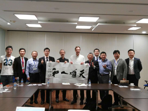 猫先生官网董事长郑两斌(左四)与加坡太阳能钻研中心合影 猫先生官网董事长郑两斌(左四)与加坡太阳能钻研中心合影