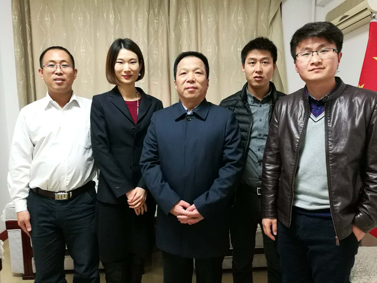 猫先生官网刘总(右一)与曲沃副县长崔权势(左一)签约现场 猫先生官网刘总(右一)与曲沃副县长崔权势(左一)签约现场