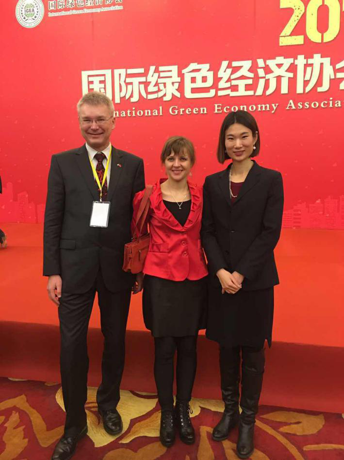  捷斯中合作协会监事会员Rudolf Zachoval（左一）、Sarka Zhang（左二）与 猫先生官网刘总（右一）合影