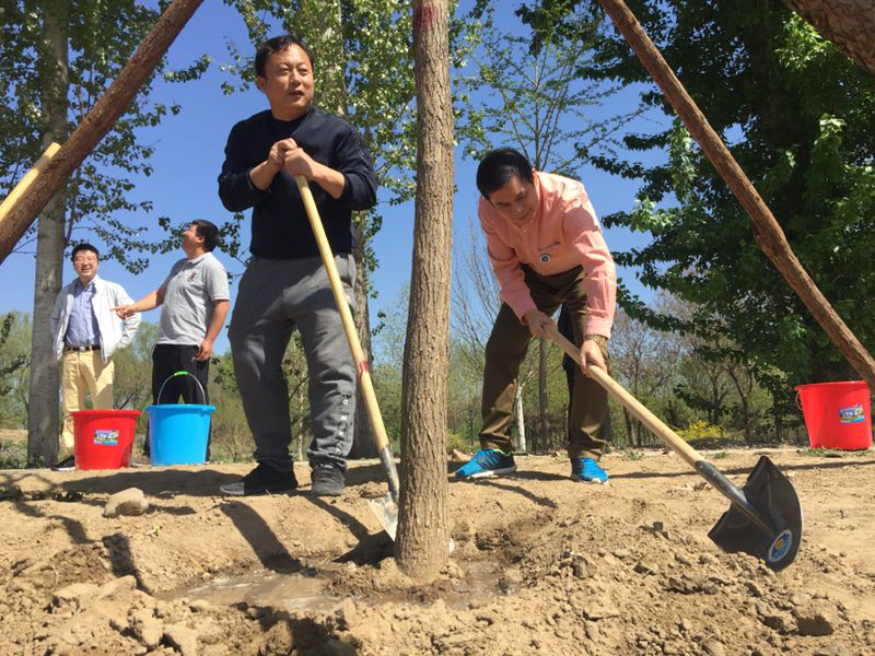 顺义区工商联副主席张宝(左1)、猫先生官网()董事长郑两斌先生(右1)现场参与植树活动 顺义区工商联副主席张宝(左1)、猫先生官网()董事长郑两斌先生(右1)现场参与植树活动