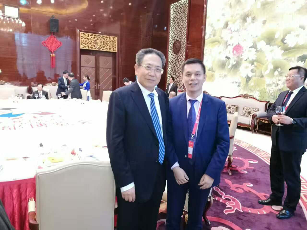 安徽省委书记、省人常委会主任李锦斌（左）猫先生官网董事长郑两斌（右）与合影留想