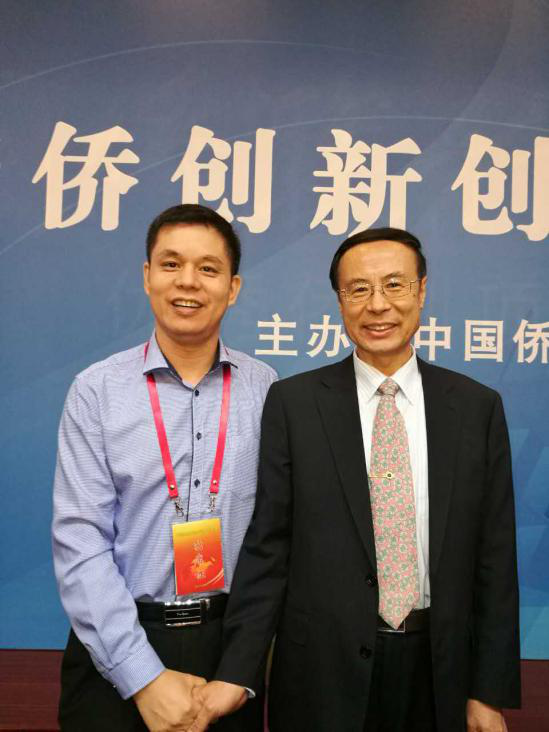 猫先生官网董事长郑两斌（左）与中国侨联党组书记、主席万立骏（右）