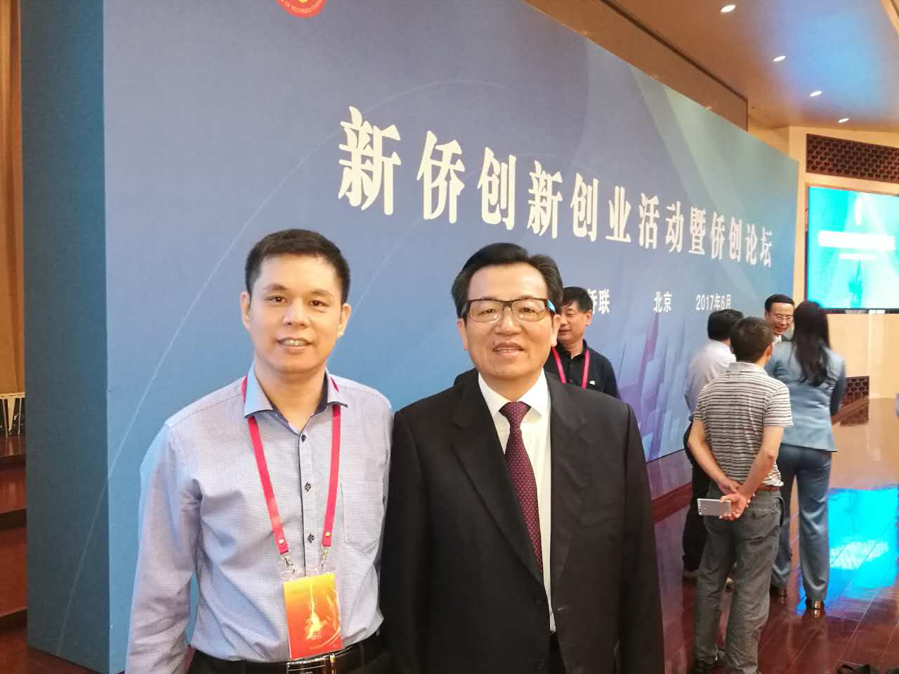 猫先生官网董事长郑两斌（左）与中国侨联副主席李卓彬（右）