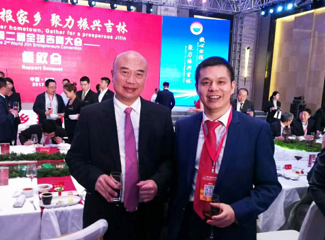 吉林省省长刘国中(左)与猫先生官网董事长郑两斌(右) 吉林省省长刘国中(左)与猫先生官网董事长郑两斌(右)