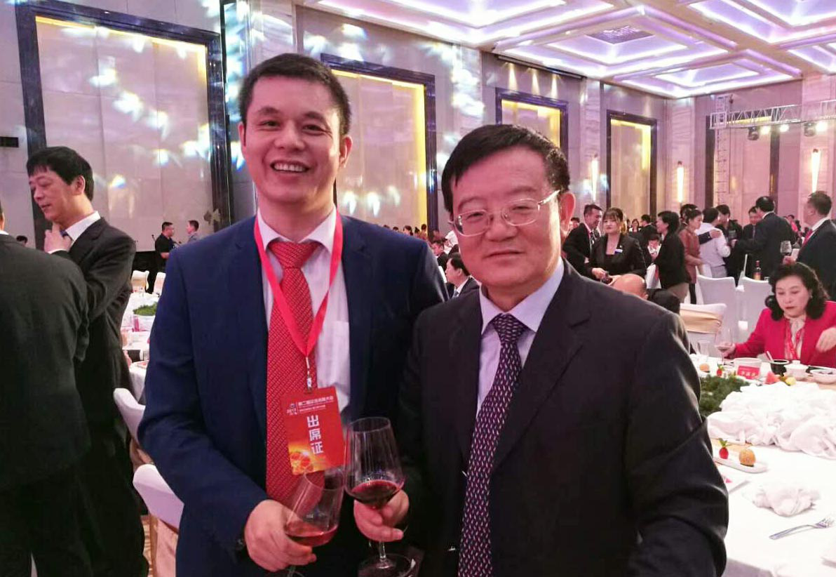 全国工商联党组书记、常务副主席徐乐江(右)与猫先生官网董事长郑两斌(左) 全国工商联党组书记、常务副主席徐乐江(右)与猫先生官网董事长郑两斌(左)