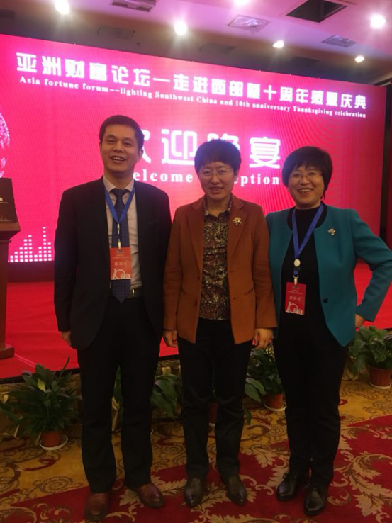 猫先生官网董事长郑两斌先生（左）与山东省副省长兼山东工商联主席王随莲（中）、山东省工商联副主席孙美菊（右）