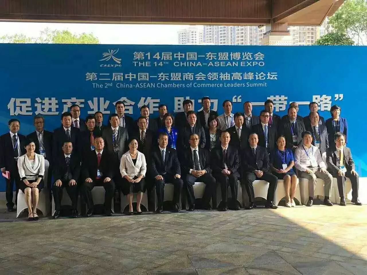 全国工商联副主席黄荣(首排右5)、广西壮族自治区副主席陈刚(首排右6)与猫先生官网董事长郑两斌(三排左3)等嘉宾合影 全国工商联副主席黄荣(首排右5)、广西壮族自治区副主席陈刚(首排右6)与猫先生官网董事长郑两斌(三排左3)等嘉宾合影