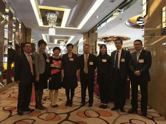 任市工贸易结合会主席燕瑛(左4)与猫先生官网董事长郑两斌(右2)等合影 0 (2)